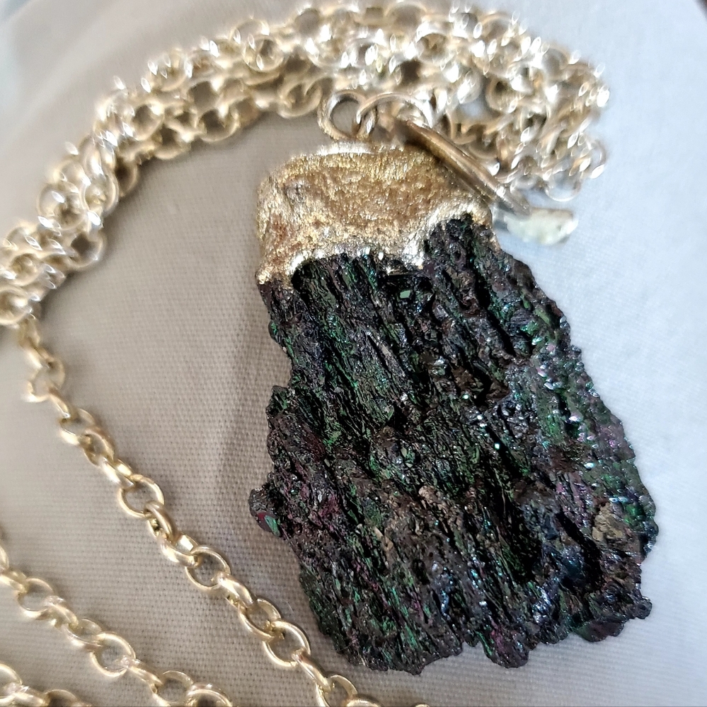 Tourmaline gemstone mounted on 20" drop chain. Silvertone